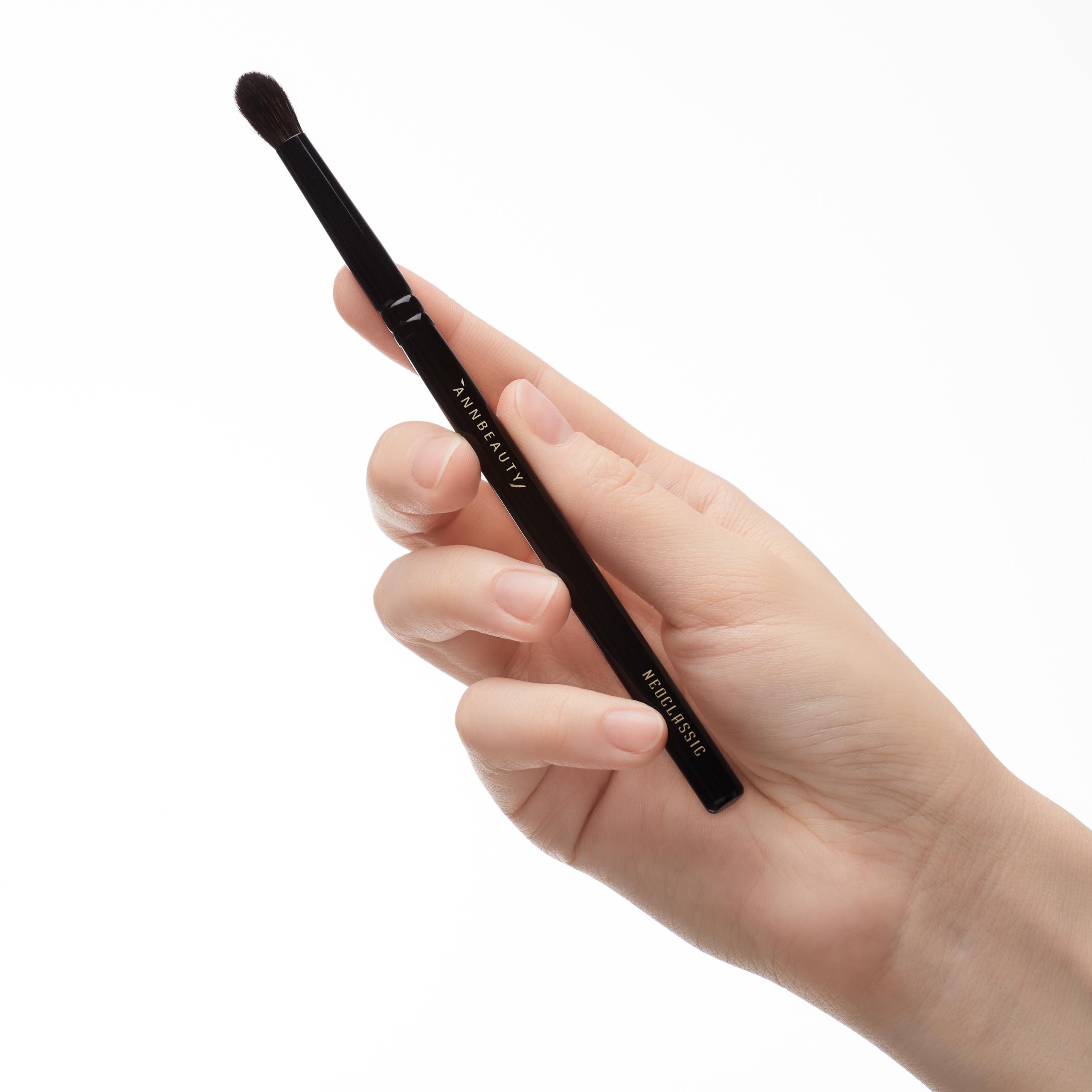 Кисть Annbeauty Neoclassic N9 в руке