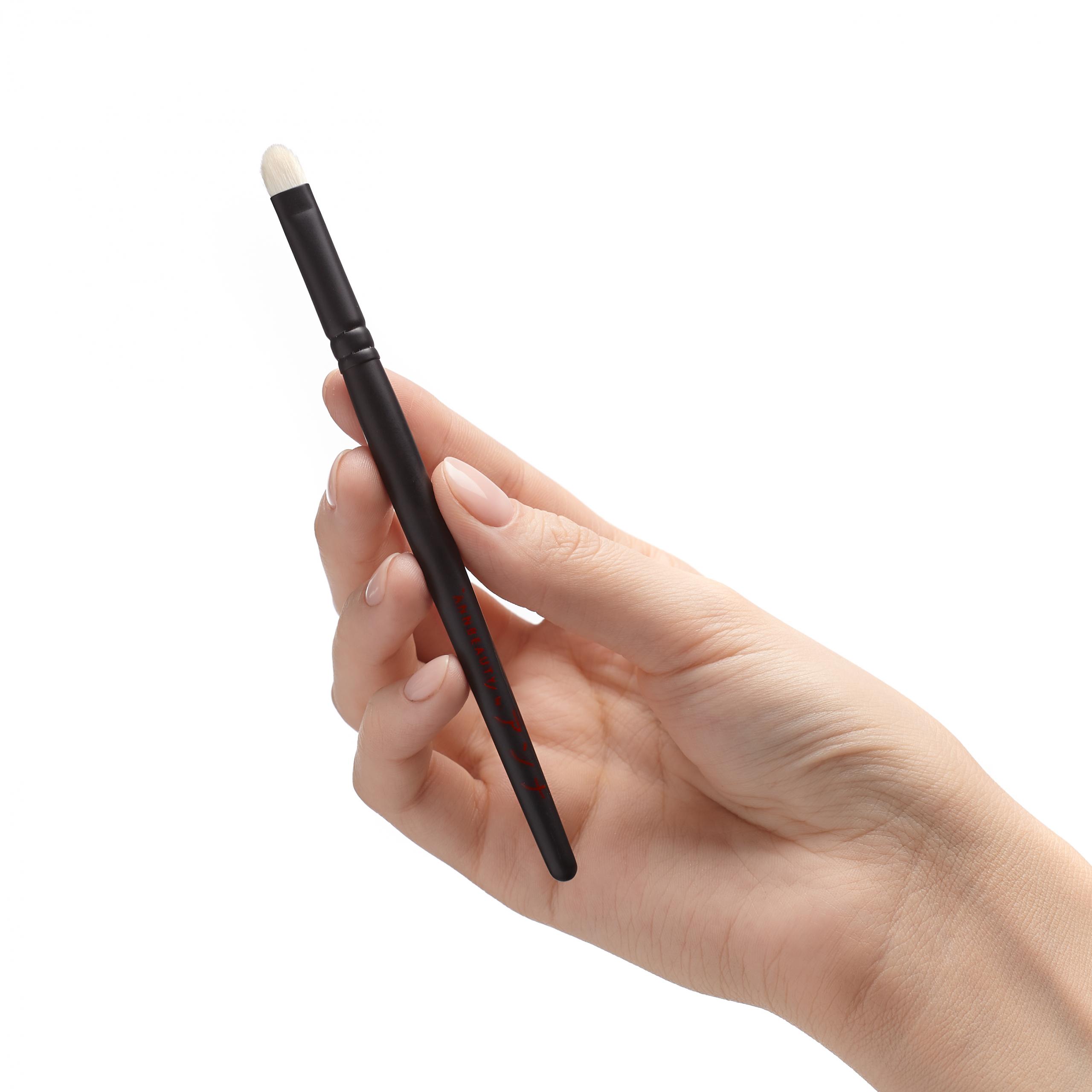 Кисть для растушевки карандаша и подводки Annbeauty S17 в руке