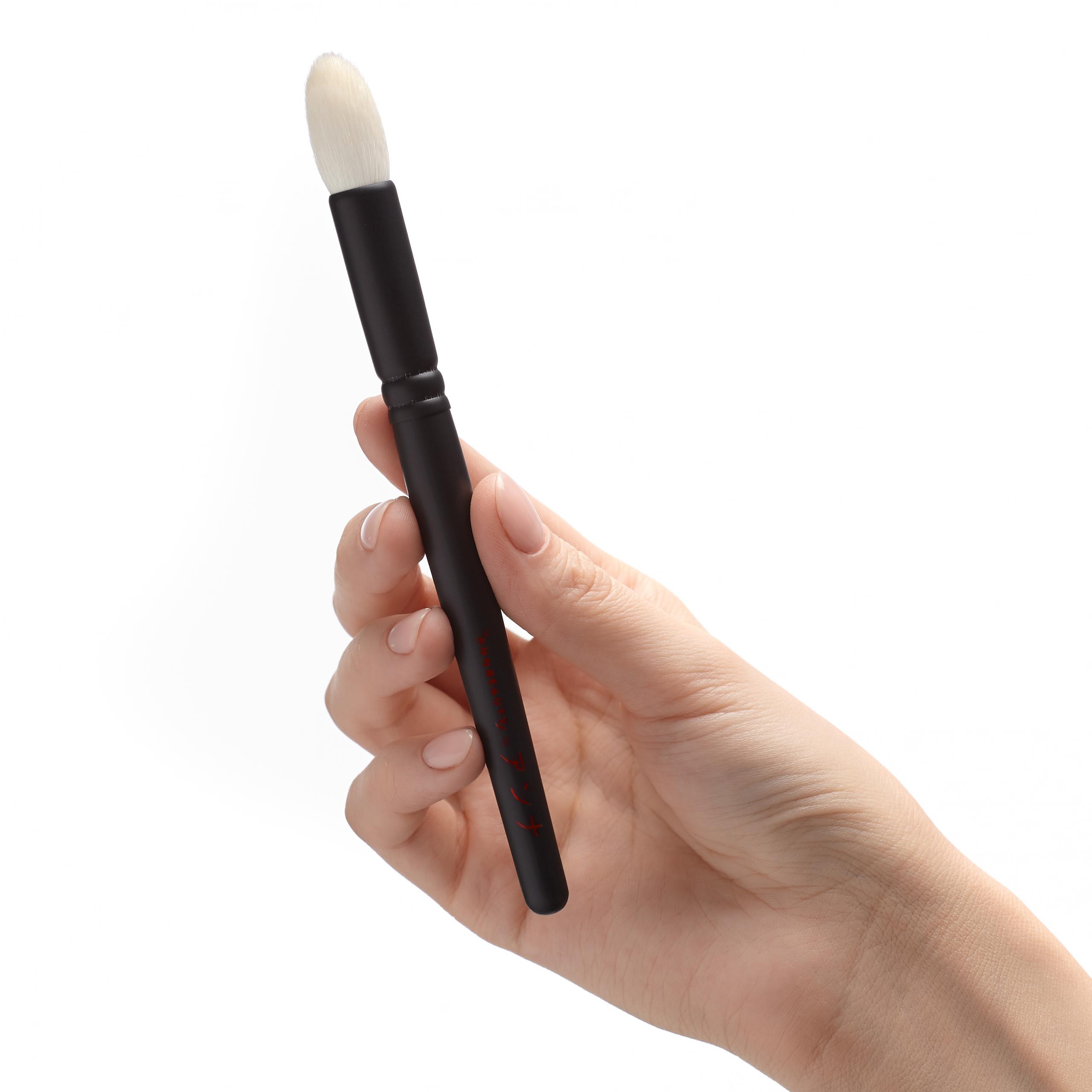 Кисть для хайлайтера Annbeauty S29 в руке