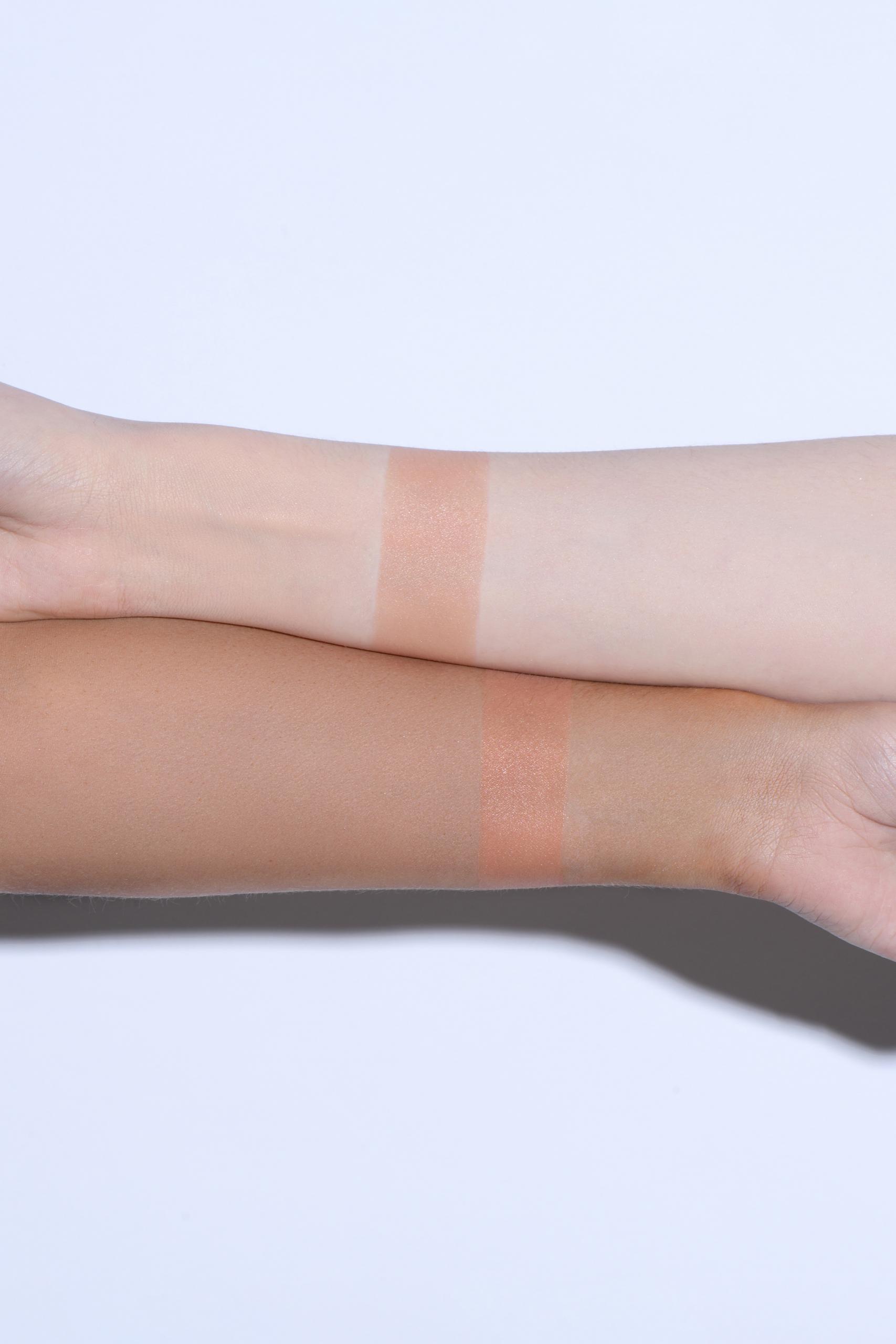 Annbeauty YOUR CHEEKS Beach - bronzing powder sample on hand